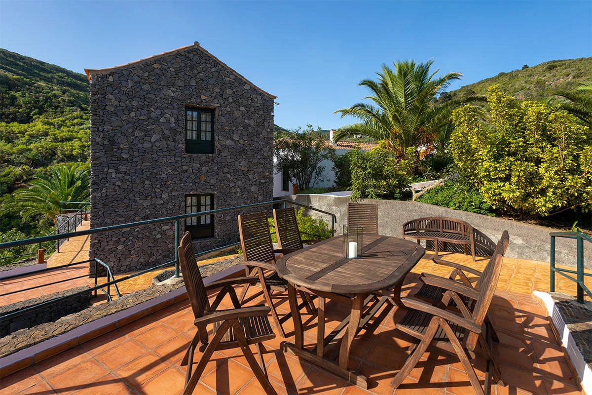 Terraza amueblada de una de las casas en Las Casas del Chorro