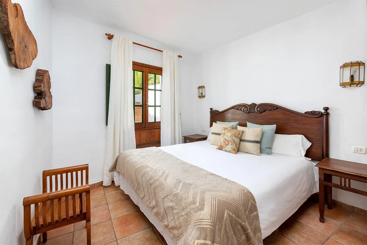 Dormitorio con cama doble en Las Casas del Chorro