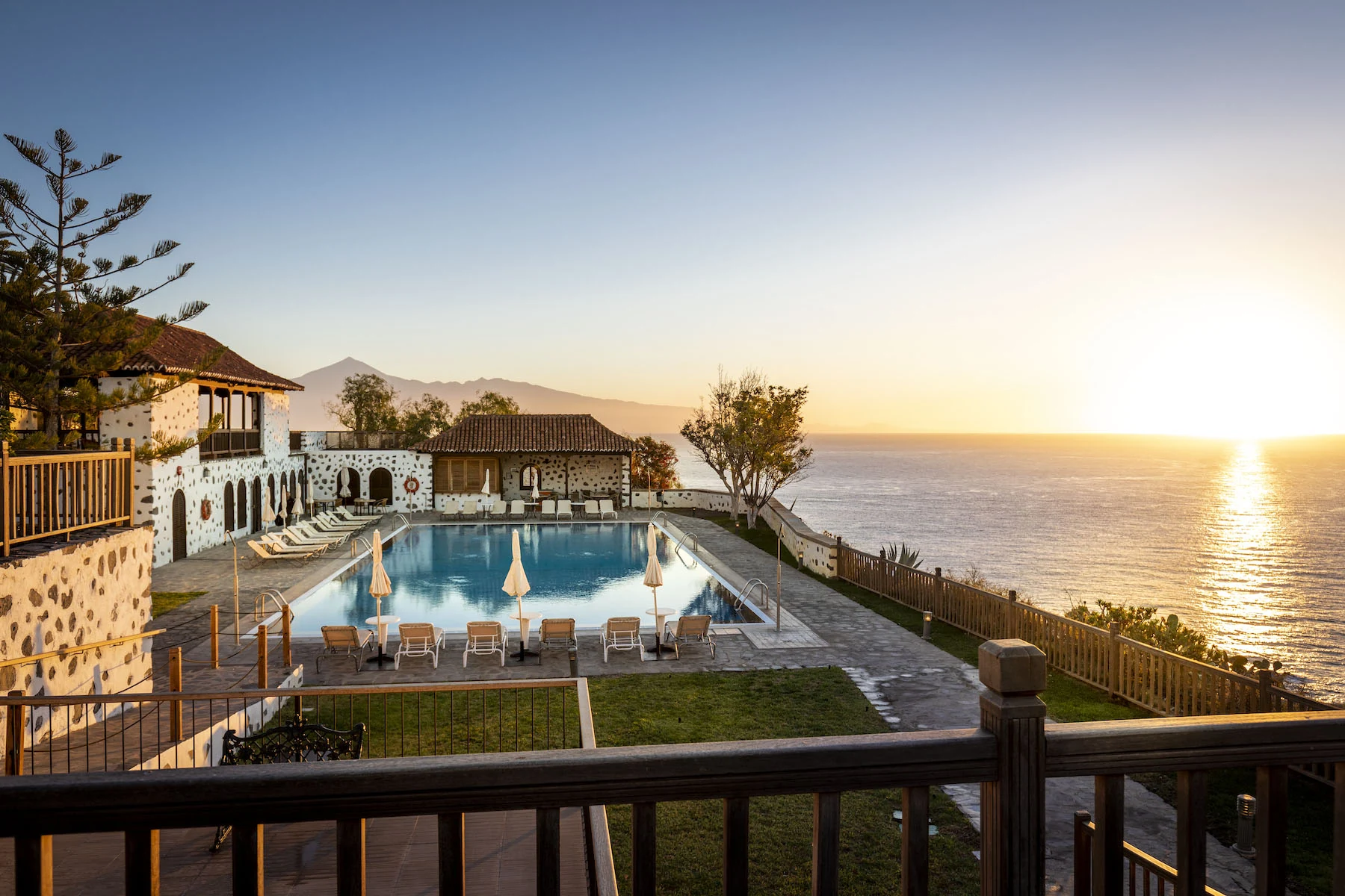 Piscina exterior frente al Atlántico al atardecer en el Parador de La Gomera