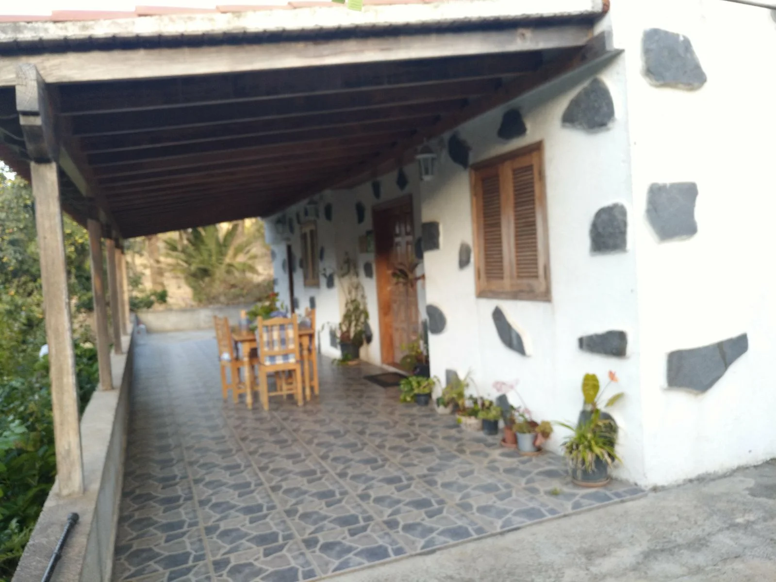 Fachada y terraza cubierta de Casa Rural Ramón Magdalena