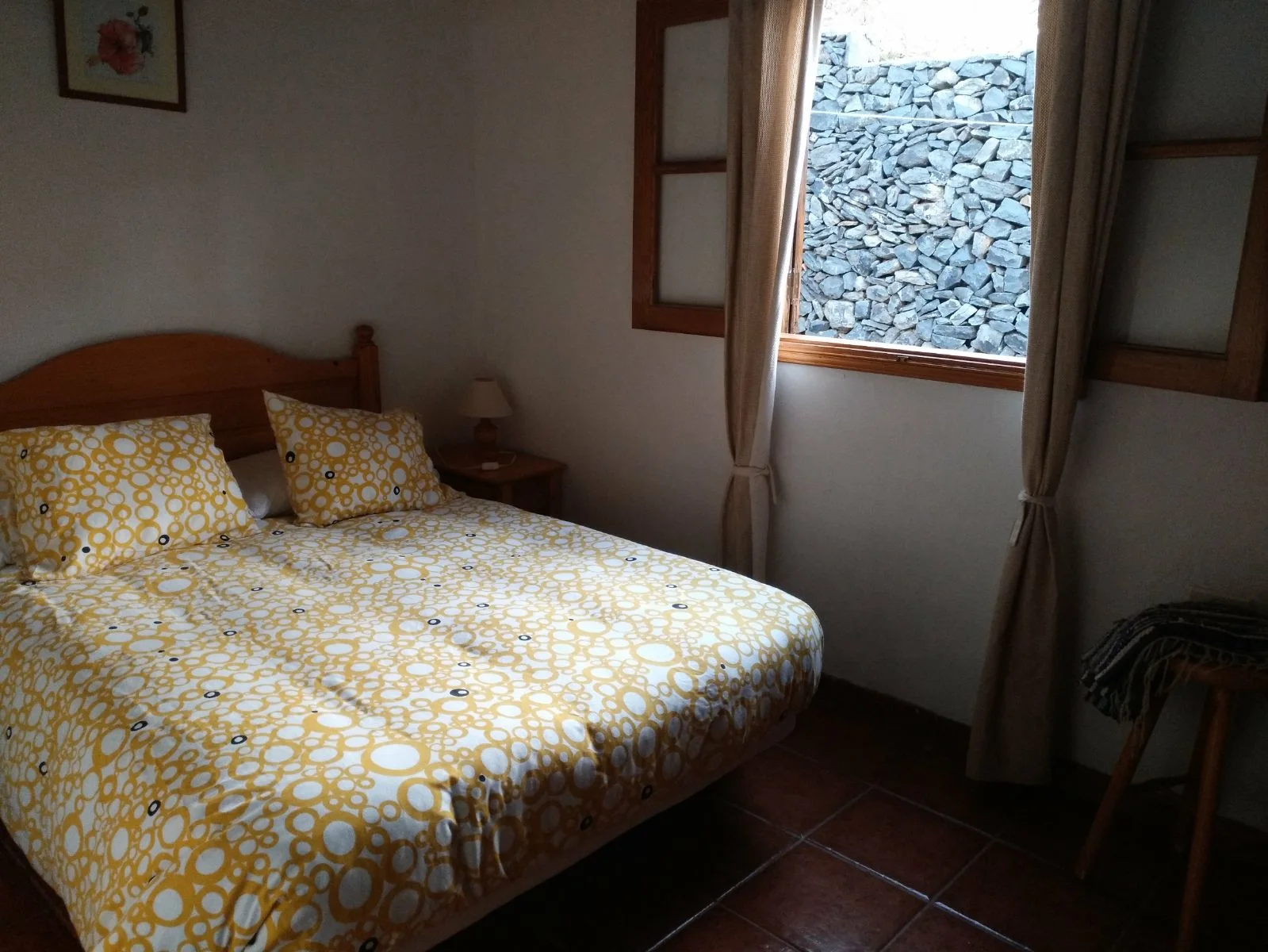 Dormitorio de Casa Rural Ramón Magdalena, con cama doble y ventana al exterior