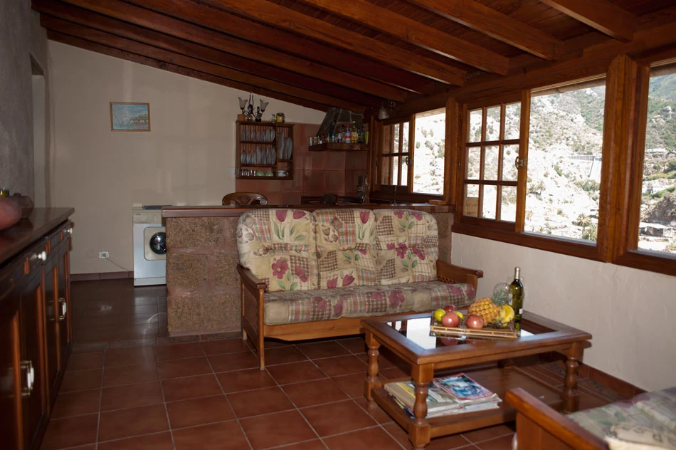Sala de estar con ventanales en Casa Risco Padrón