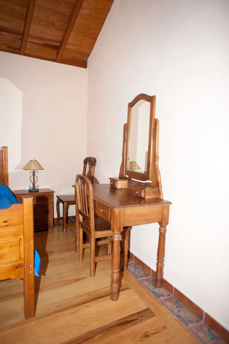 Dormitorio y tocador en Casa Risco Padrón