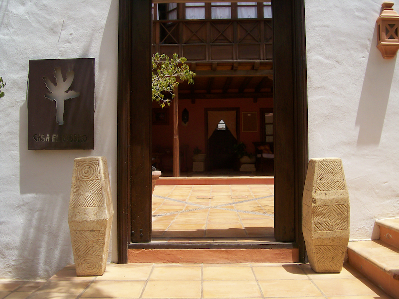 Entrada principal identificada con el rótulo Casa El Morro · Casa El Morro, Uga, Lanzarote