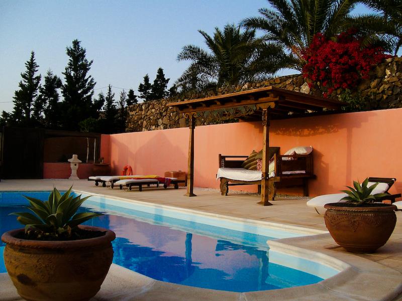 Piscina climatizada y zona de descanso de Casa El Morro · Casa El Morro, Uga, Lanzarote