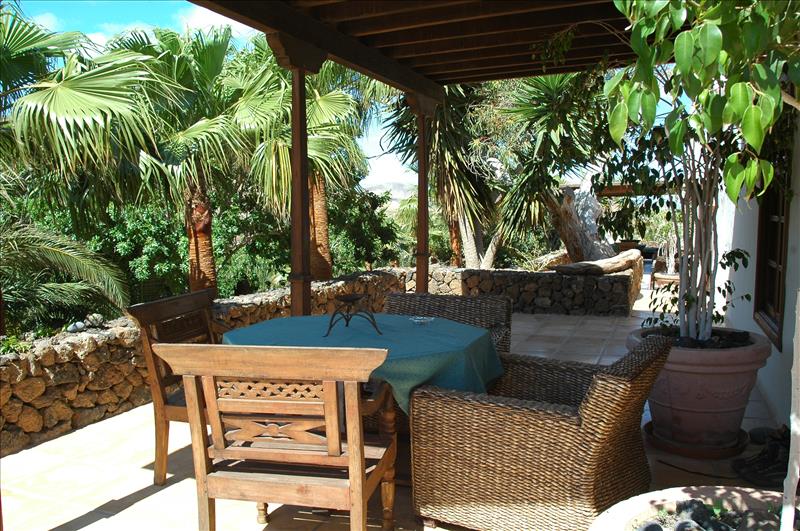Terraza cubierta ajardinada de Casa El Morro · Casa El Morro, Uga, Lanzarote