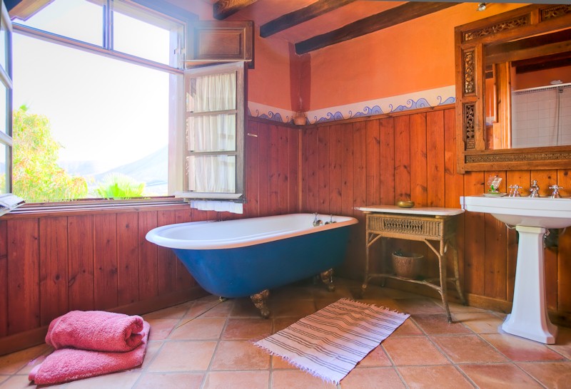 Bañera y zona de descanso de una casa de Casa El Morro · Casa El Morro, Uga, Lanzarote