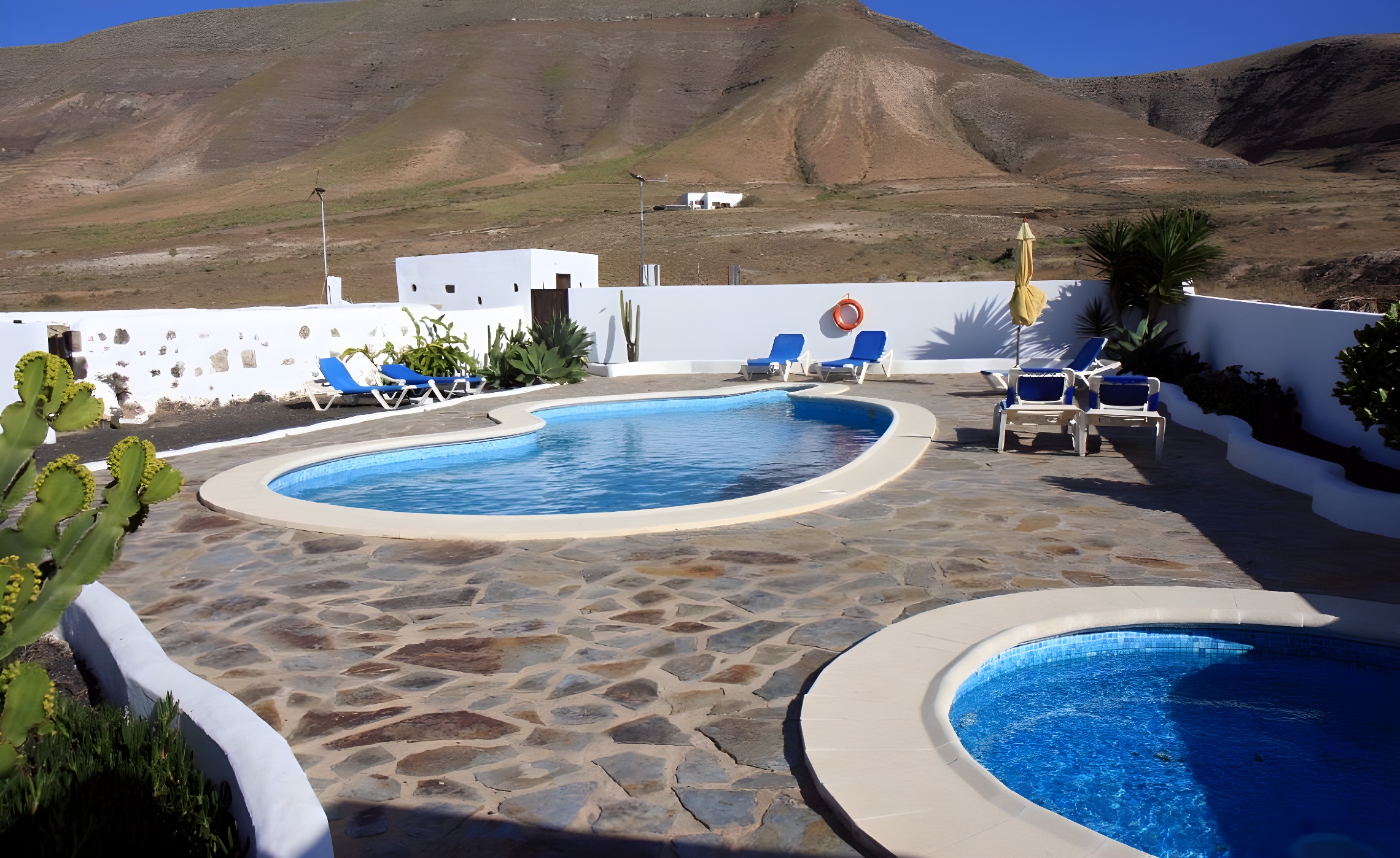 Piscina exterior y zona de descanso · Finca Las Laderas, Lanzarote
