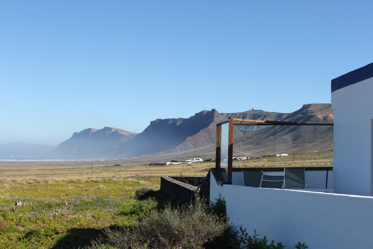 Terraza con vistas al Risco de Famara · Finca Las Laderas, Lanzarote