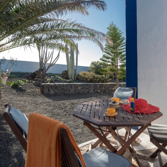 Rincón de terraza junto a los jardines · Finca Las Laderas, Lanzarote