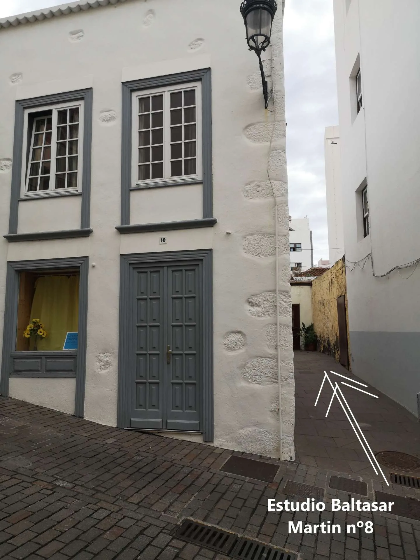 Fachada del edificio y paseo marítimo frente al estudio