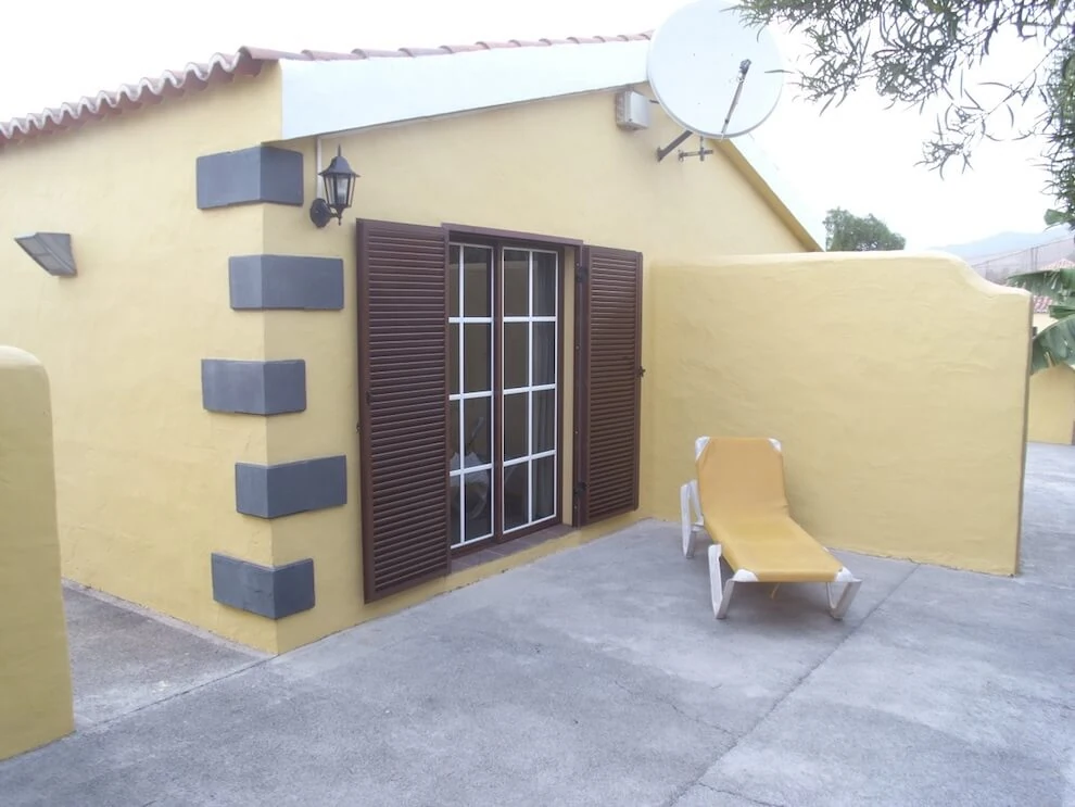 Terraza de Casa Conrado con mesa y sillas.