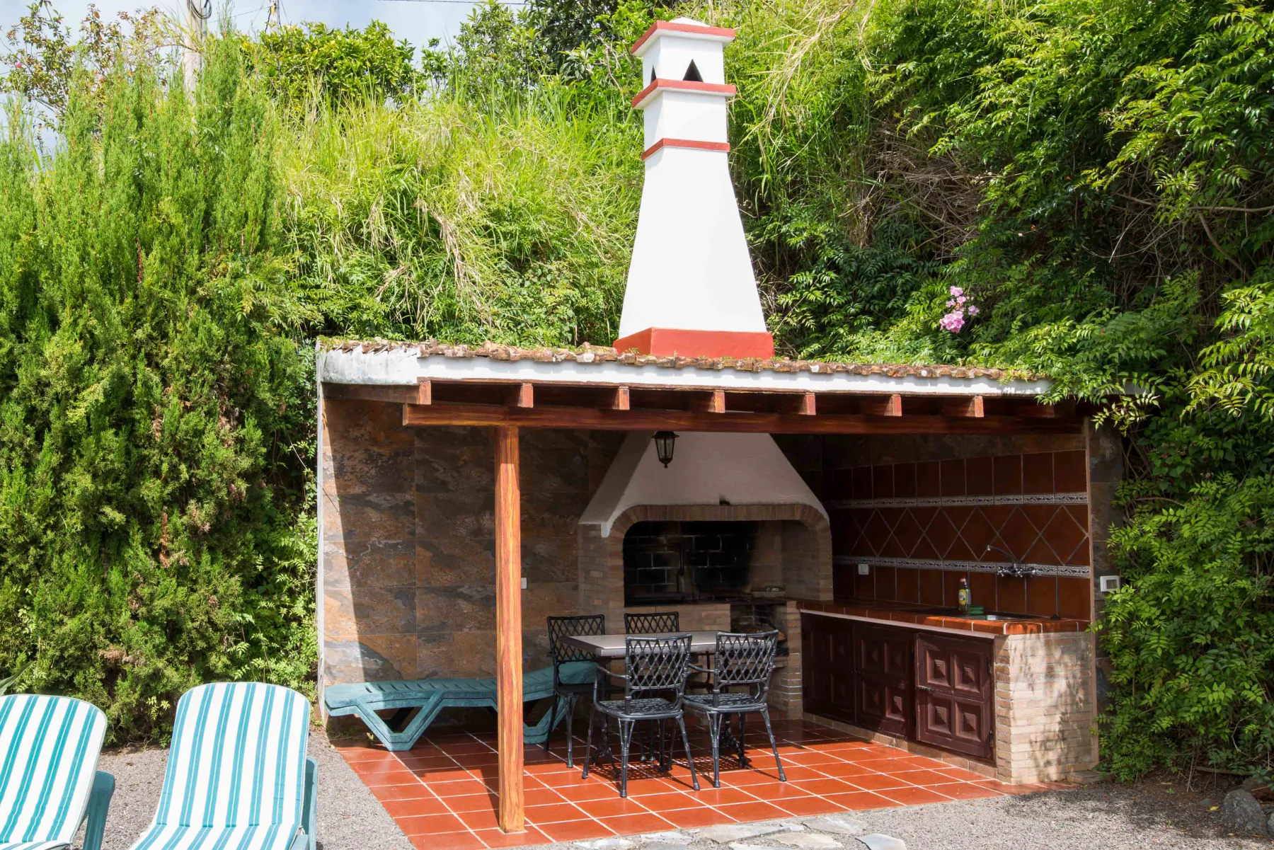 Patio exterior con asador de Casa La Camelia