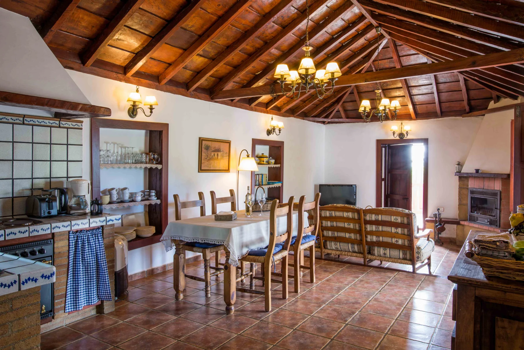 Salón-comedor y cocina de Casa La Camelia