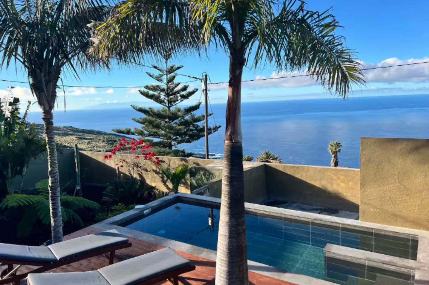 Piscina privada de Casa La Gorona con vistas al mar