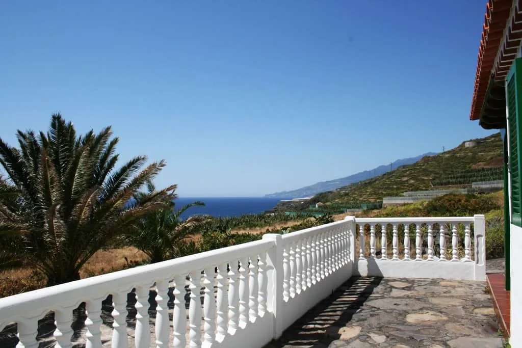 Terraza de la vivienda con vistas a la costa