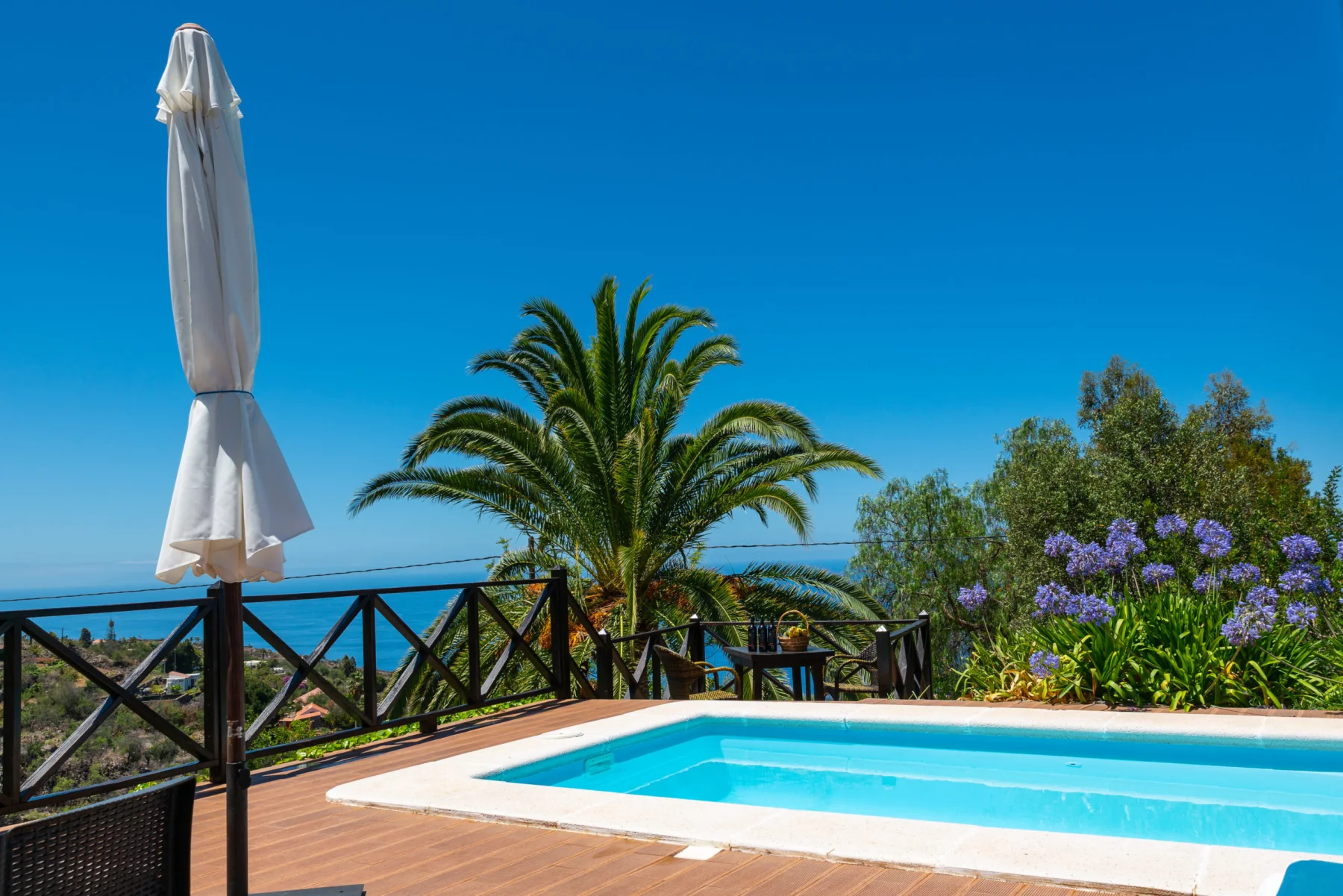 Terraza y piscina privada de Casa El Lomito