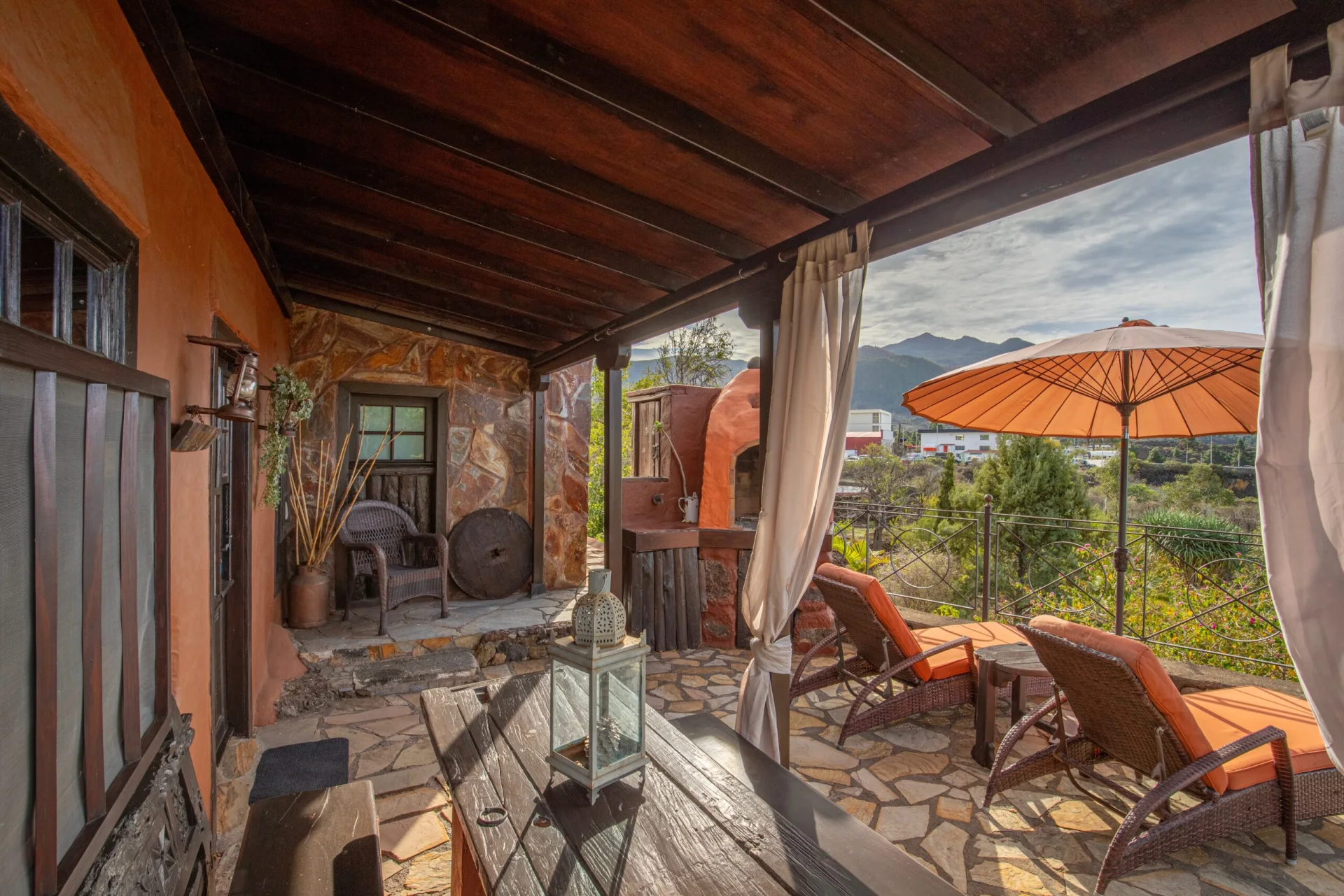 Terraza privada de El Cobijo con vistas al paisaje de El Paso