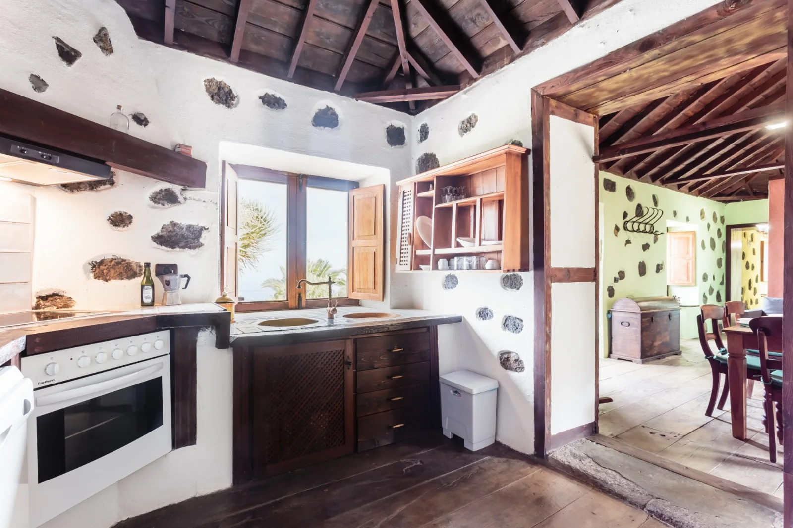 Cocina equipada y comedor de Casa Rural Los Draguitos