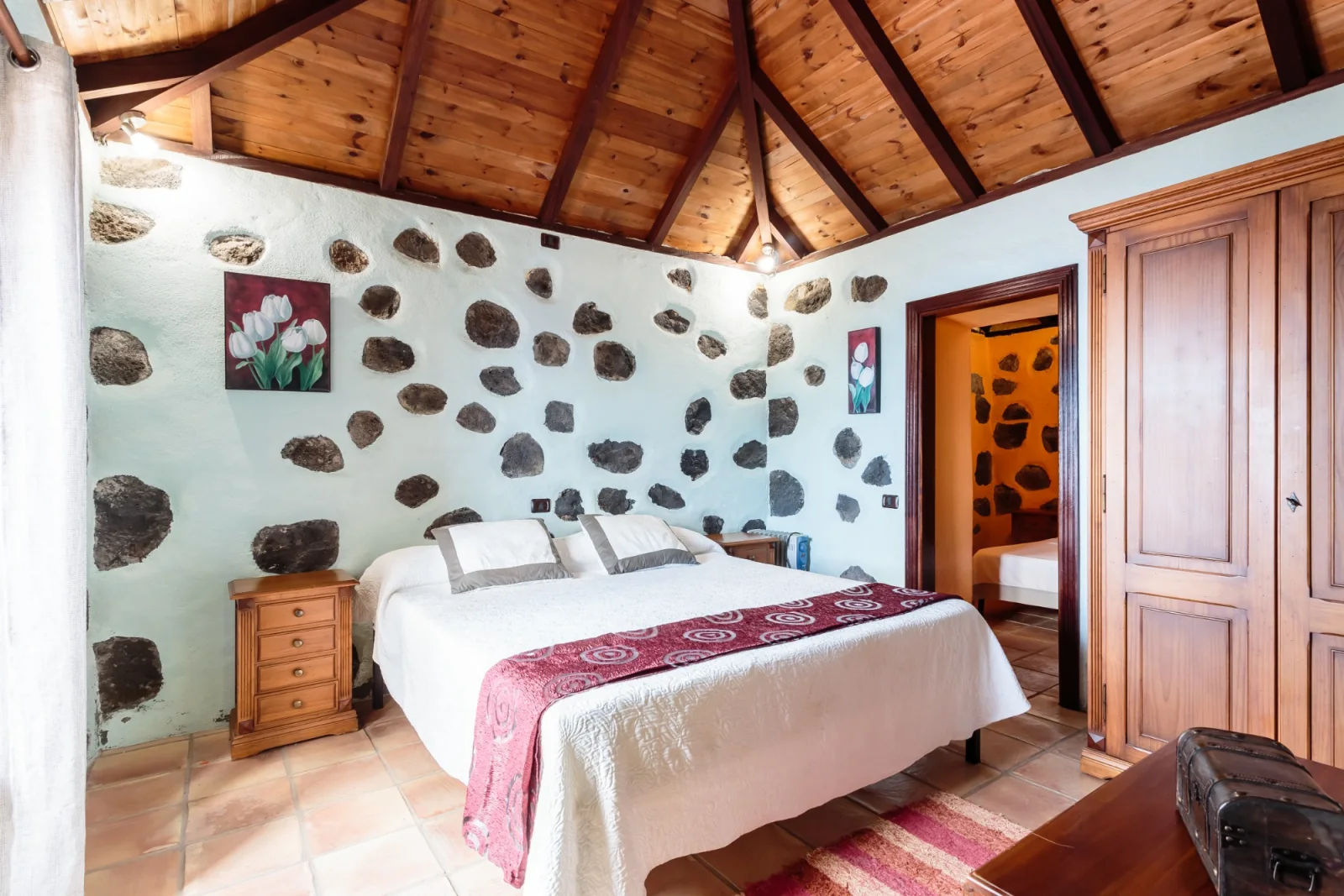 Dormitorio doble con techo de madera