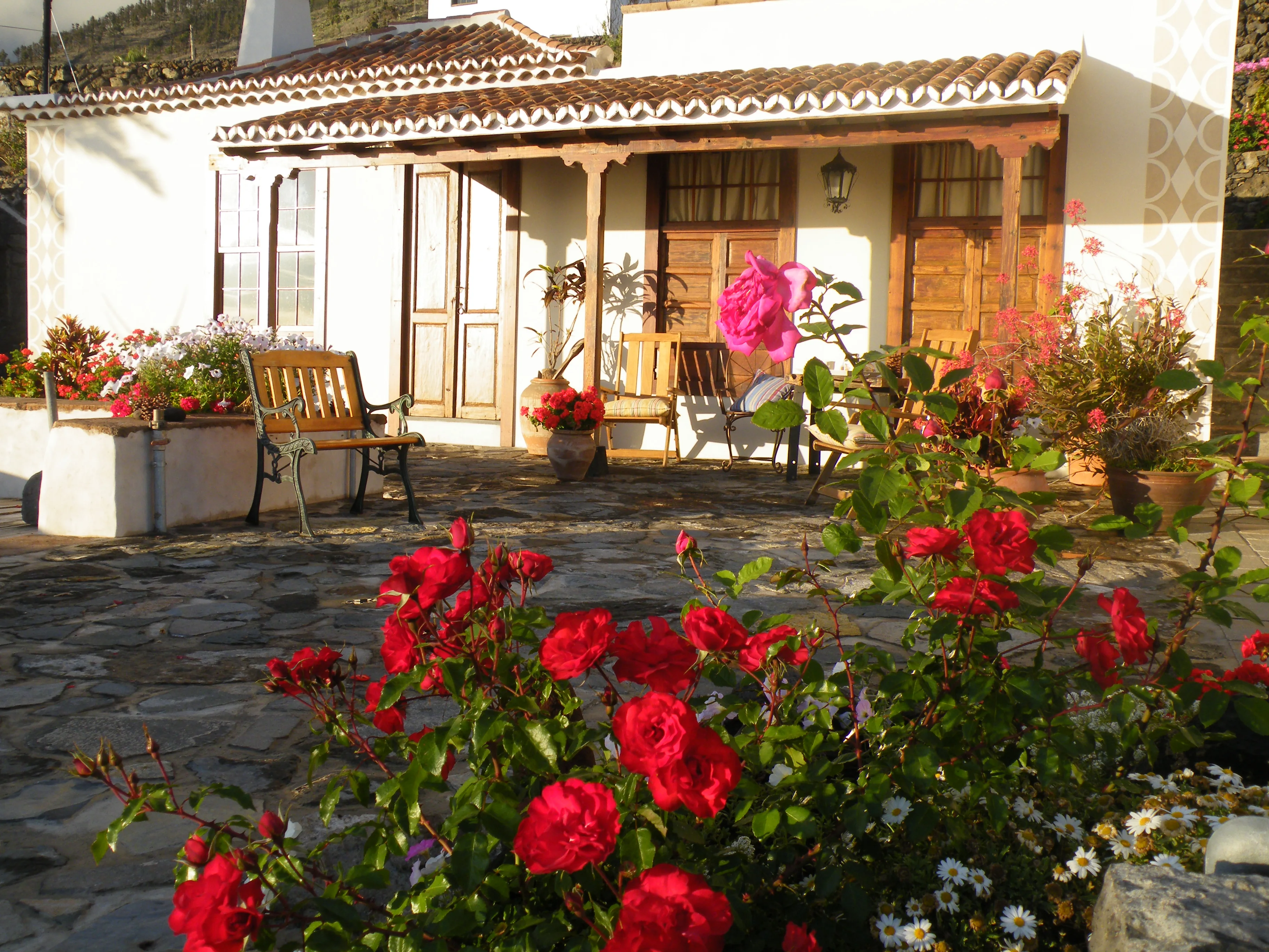 Fachada y jardín de la casa pequeña de Los Melindros