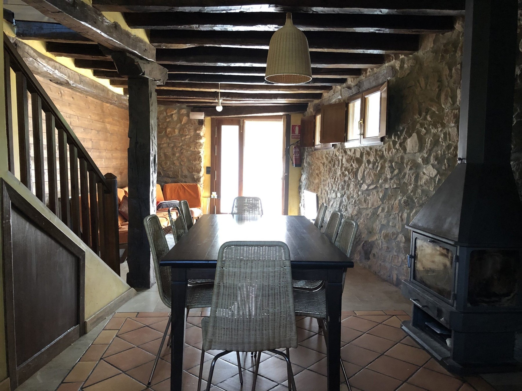 Comedor de Casa Rural Arruti con muros de piedra