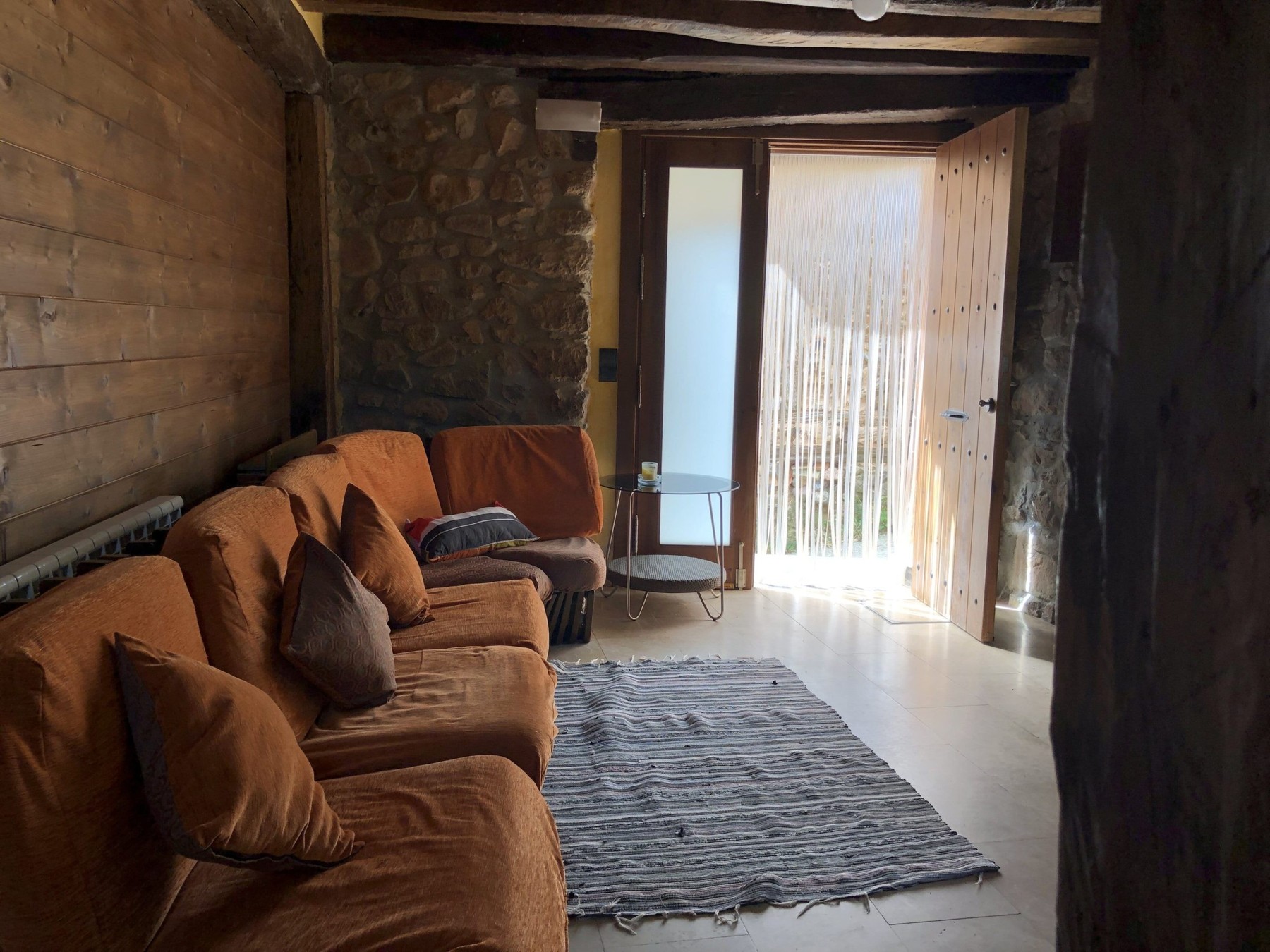 Salón de Casa Rural Arruti con sofá y balcón