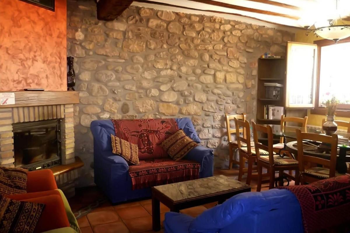 Salón con chimenea de Casa Carboneros