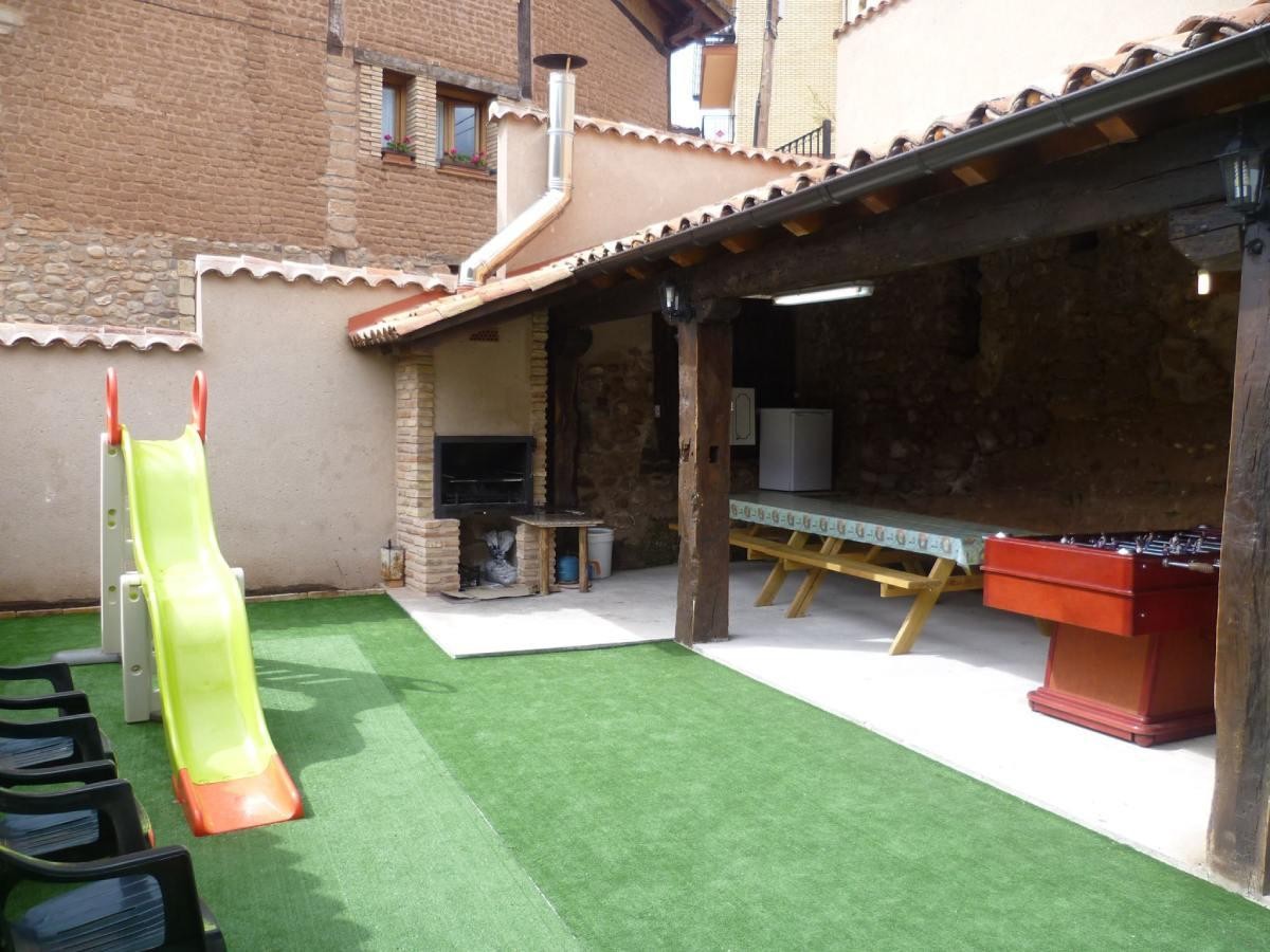 Porche y zona de juegos de Casa Carboneros