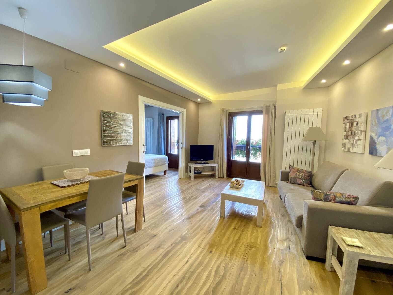 Salón luminoso de Apartamentos Ezcaray