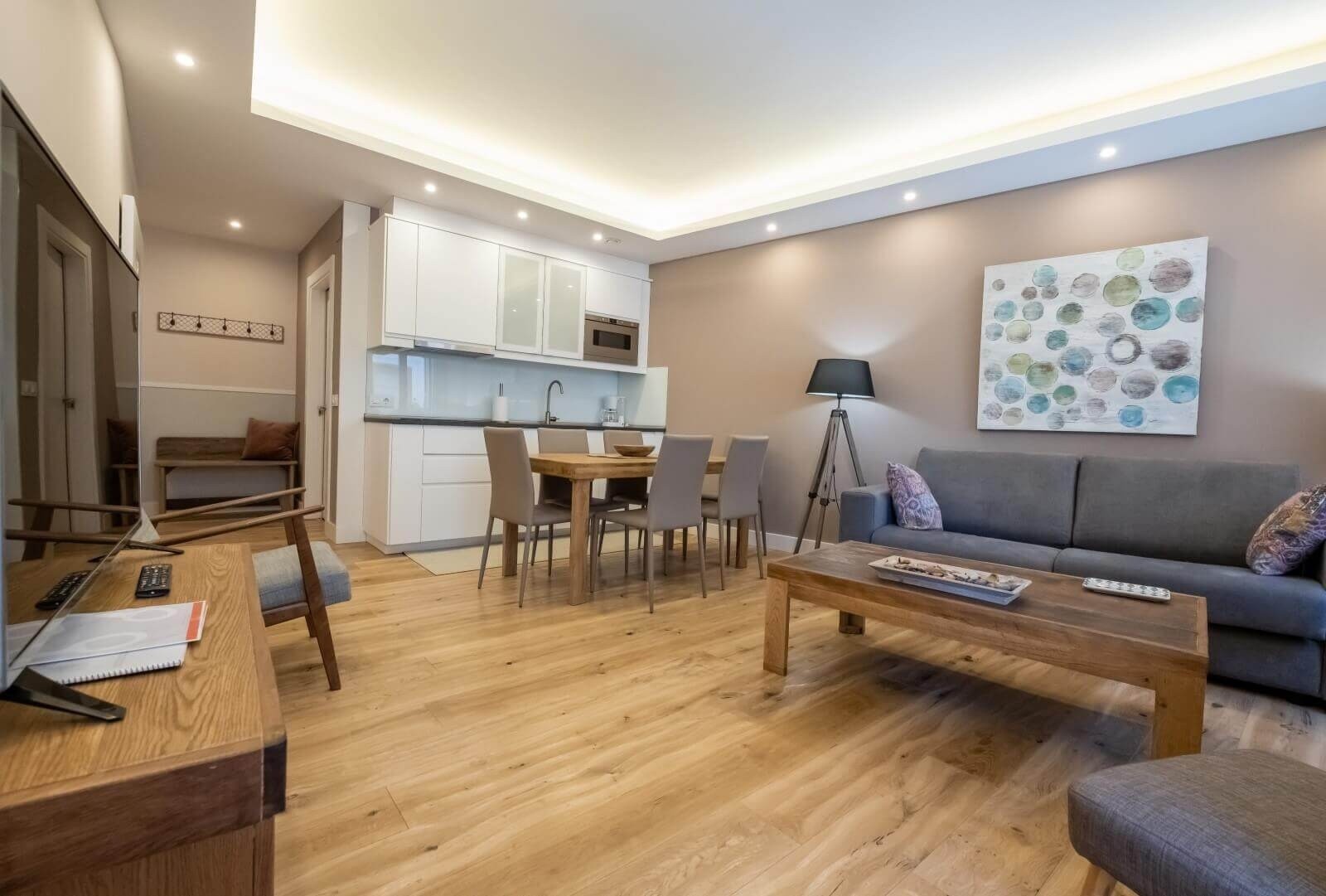Zona de estar y cocina de Apartamentos Ezcaray