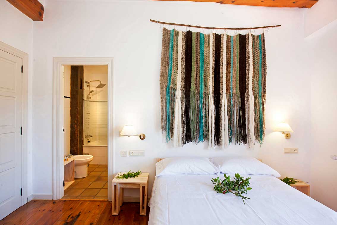Habitación de la Posada de Hoyos de Iregua con baño
