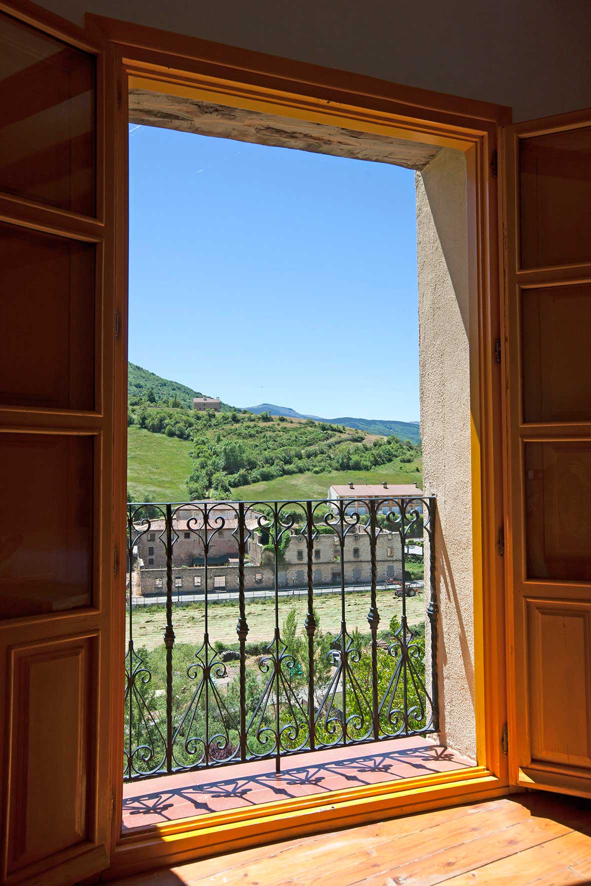 Ventana de una habitación de la Posada de Hoyos de Iregua con vistas al entorno