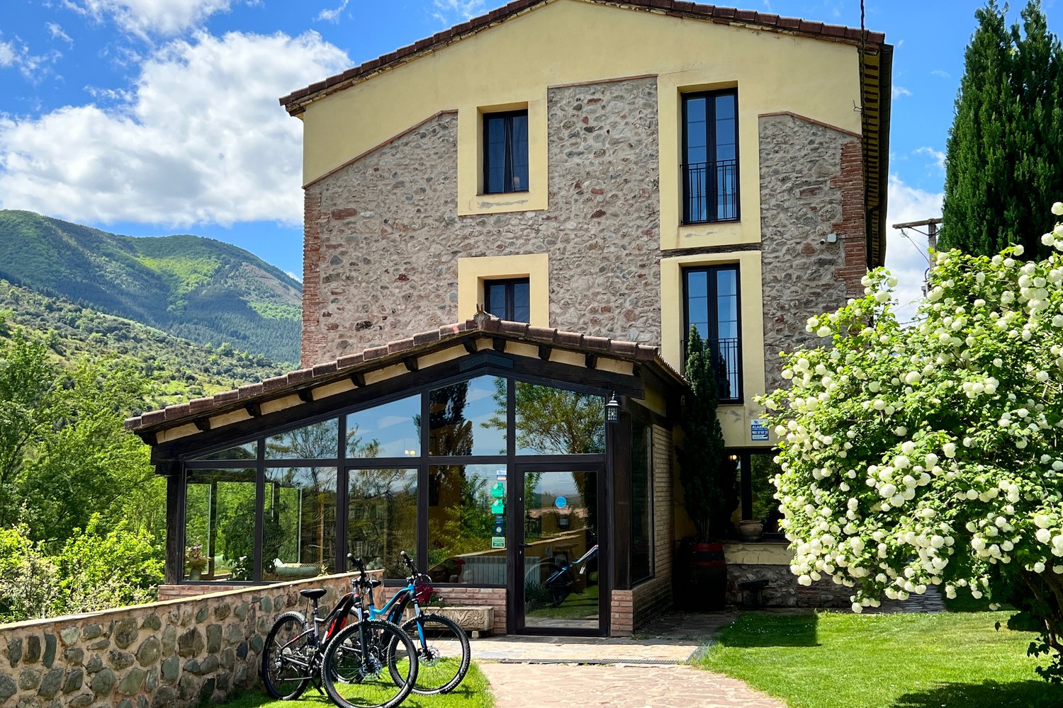 Fachada acristalada y jardín de Casa Rural La Calera