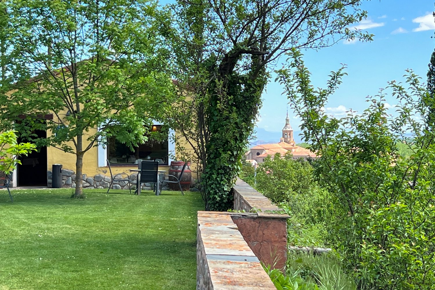Jardín de Casa Rural La Calera con zona de descanso