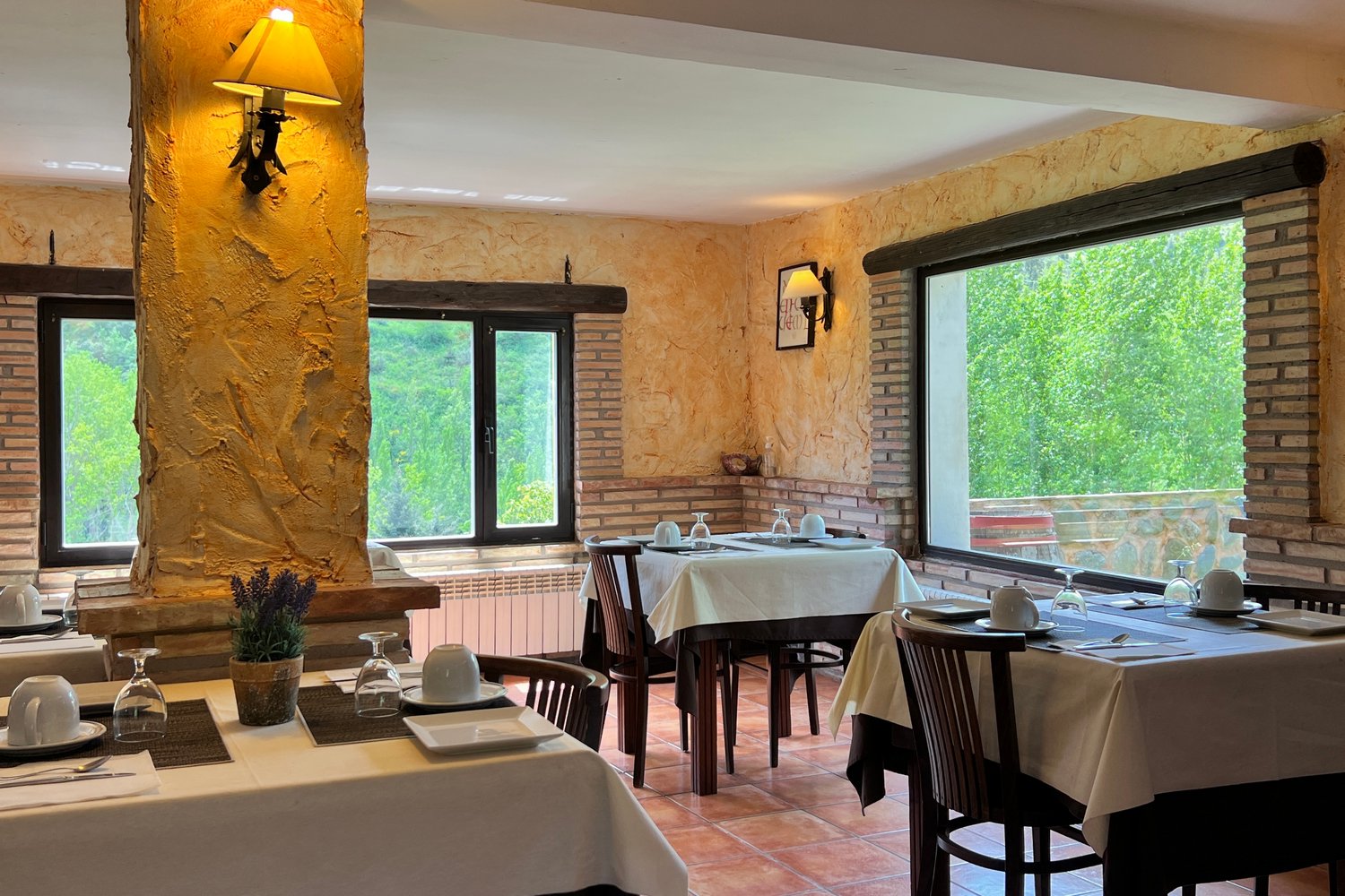 Comedor de Casa Rural La Calera dispuesto para el desayuno