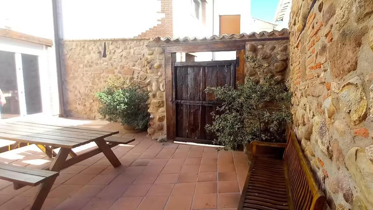 Patio exterior de La Casa de Sotés