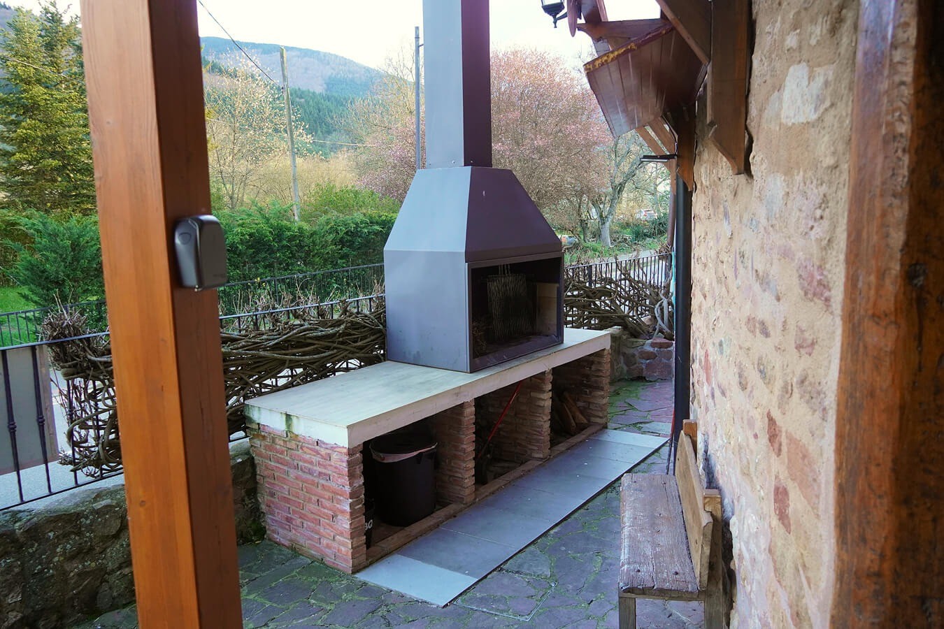 Porche y barbacoa de La Chota Marela