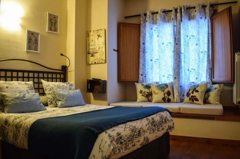 Habitación de Naquela Castroviejo con cama doble