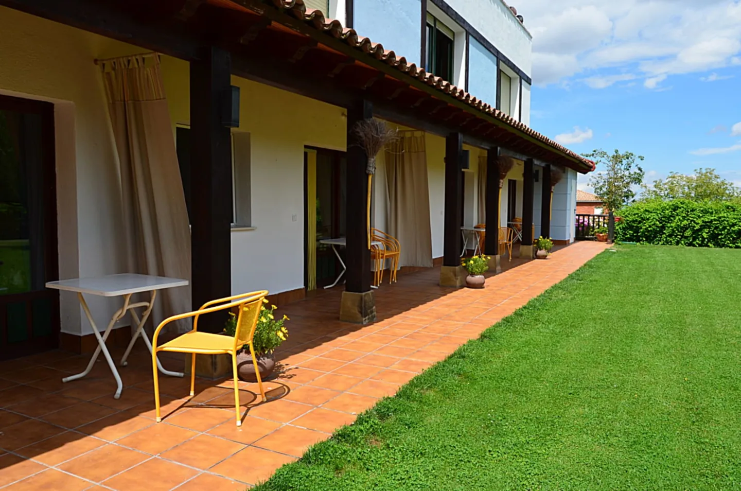 Terraza y acceso a los apartamentos de La Peinada
