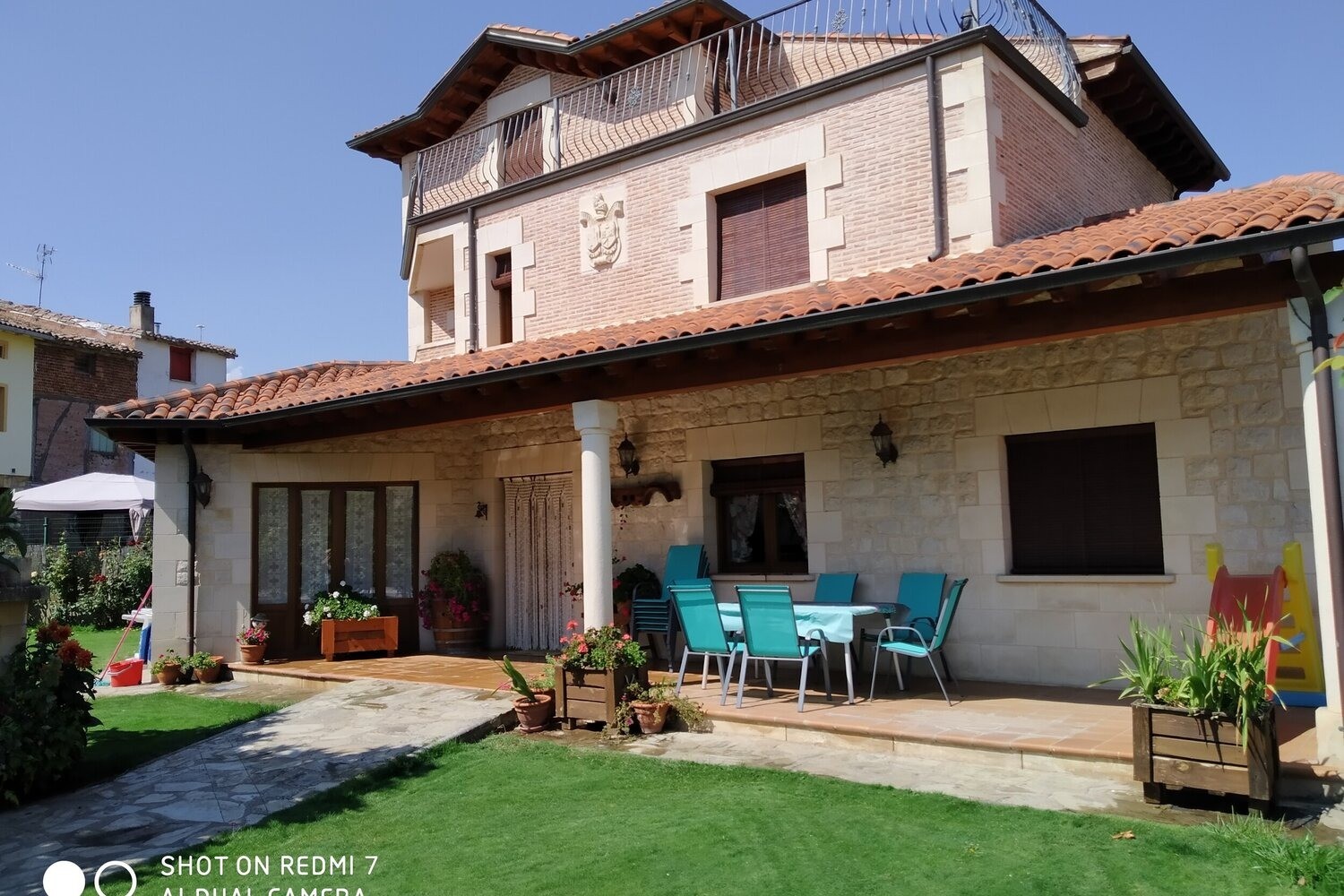 Jardín y porche de La Posada del Santo