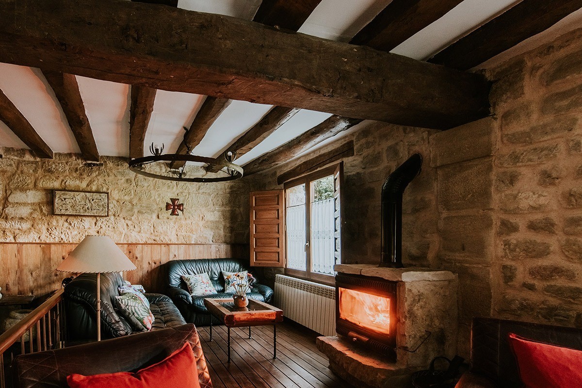 Salón con chimenea de Los Colmenares