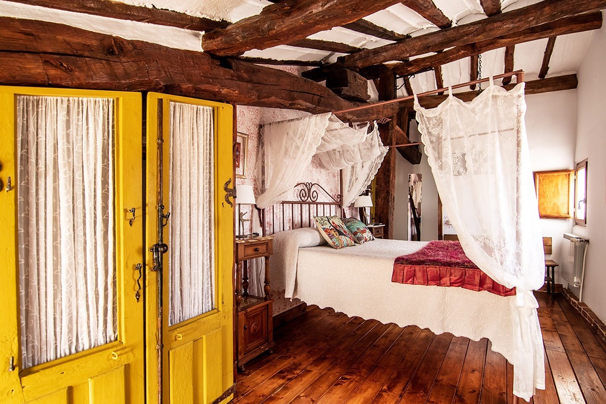 Dormitorio con vigas de Los Colmenares