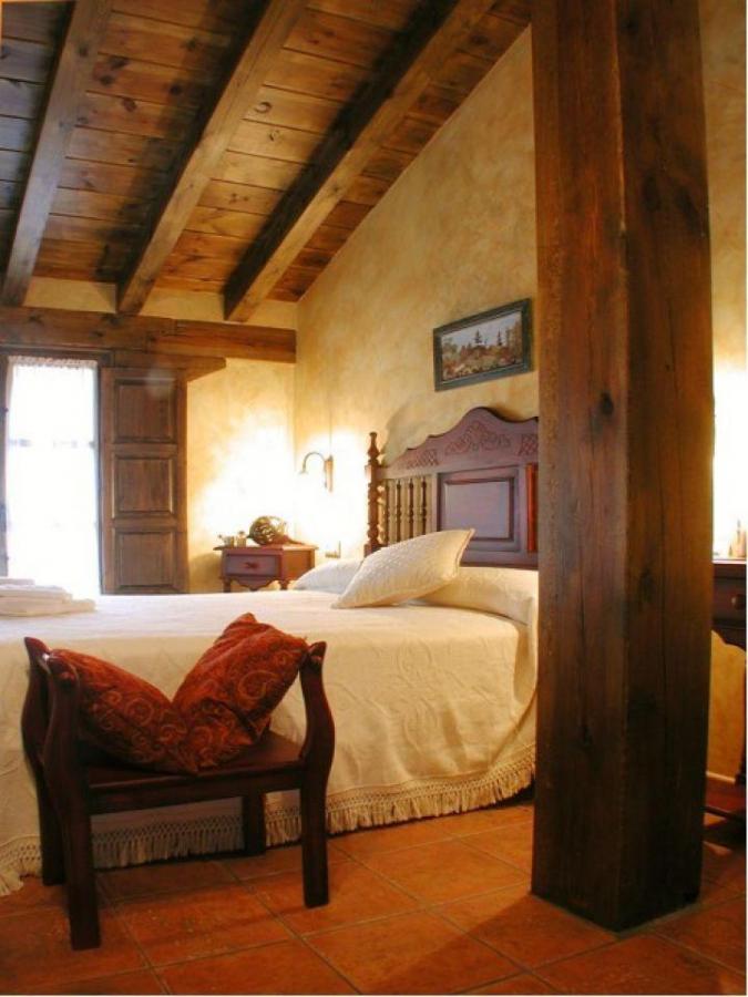Dormitorio de Casa Rural Monte Real con vigas de madera