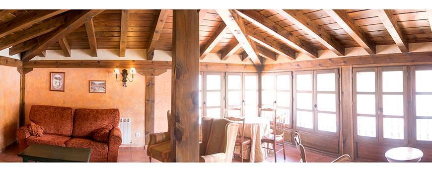 Salón abuhardillado con ventanales de Casa Rural Monte Real