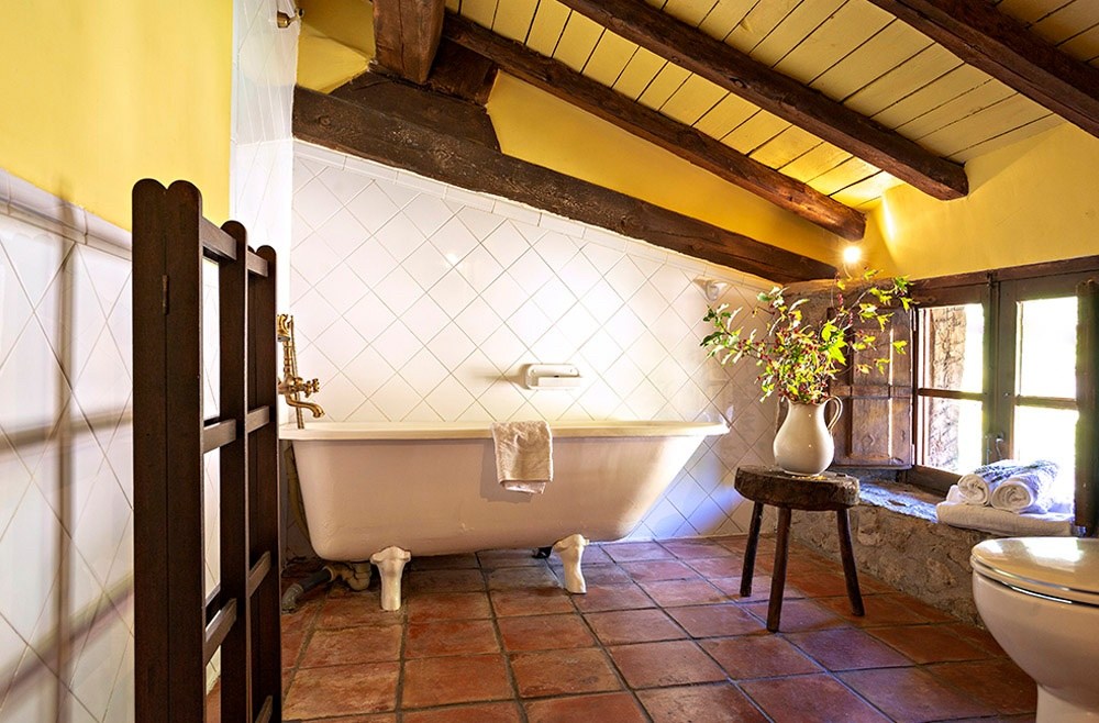 Baño con bañera de Posada de Urreci