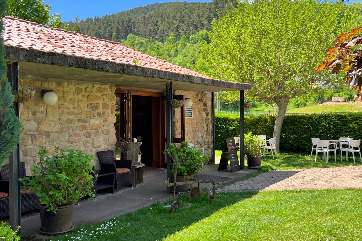 Edificio de piedra y terraza de la Posada de San Millán
