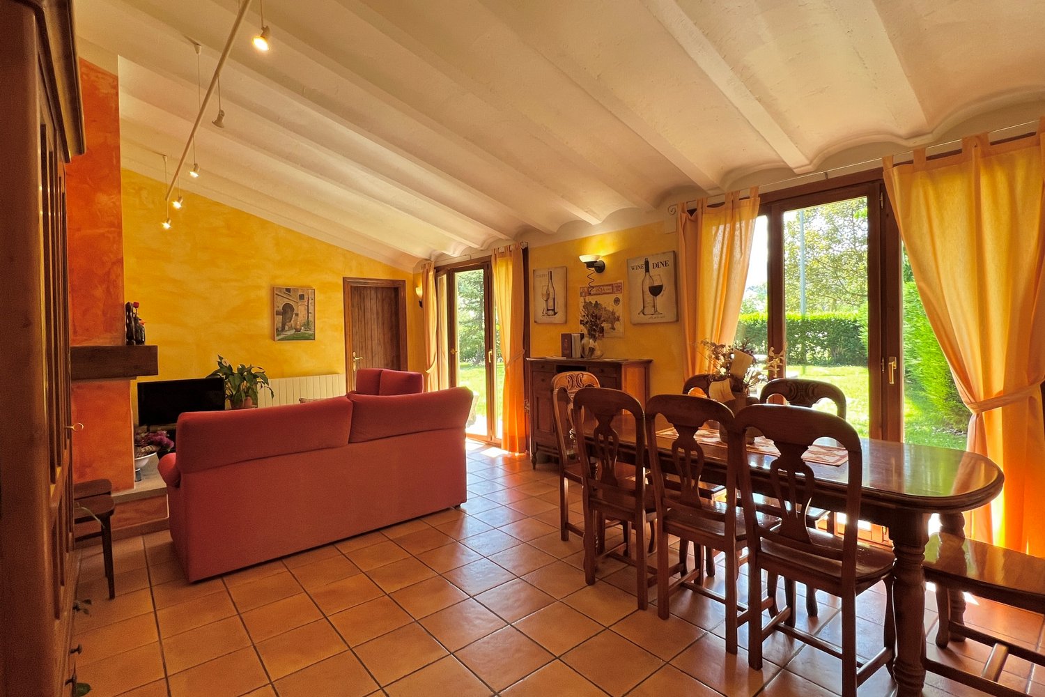 Salón de La Posada de San Millán con chimenea y comedor