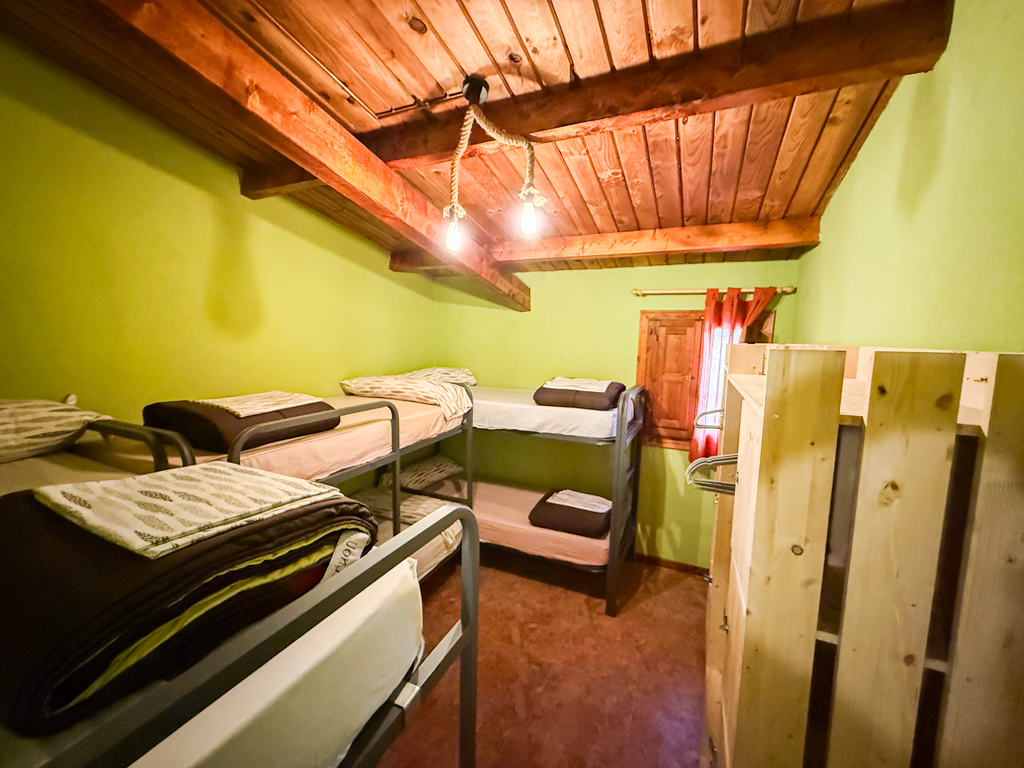 Dormitorio con literas del Albergue El Campelín
