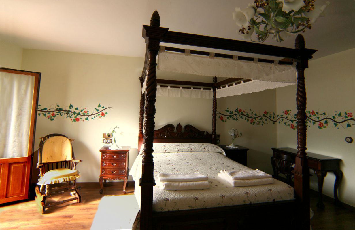 Dormitorio con cama con dosel de Casa Ana